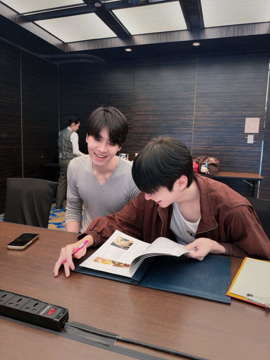 naminji___'s tweet photo. ลุคกลับบ้าน แบบแถมแบบแจกฮีลใจในวันพายุเข้า กับคุณพายุติดแบ้วติดกริ้บ🌪️😈✨

#jjaypf #ohmkrit #JTOhm https://t.co/e5UjAiRb38
