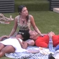 gfvip9_fp's tweet photo. Piera continua a massaggiare il petto di Alessandro R.  #gfvip https://t.co/H3LjUt1ghB