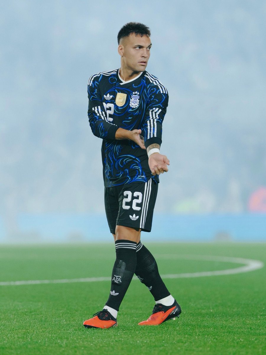 LautaroM22_'s tweet photo. 🇦🇷 Tercer MÁXIMO goleador de la historia de la SELECCIÓN ARGENTINA.

🇮🇹 Tercer MÁXIMO goleador de la historia del INTER DE MILÁN.

29 añitos. https://t.co/TxaY9oGiI2