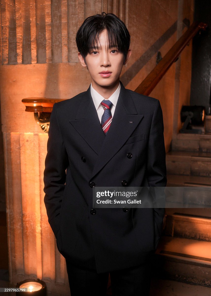 like10th's tweet photo. 게티에서 언제나 살아남는 두사람~🐶🐰
#PARKSIWOOxVALENTINO 
#VALENTINOPFWSS27 
#PARKSIWOO https://t.co/qbXAKJ1M1O