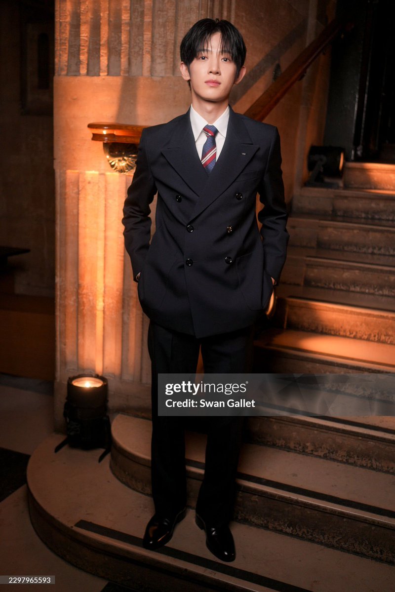 like10th's tweet photo. 게티에서 언제나 살아남는 두사람~🐶🐰
#PARKSIWOOxVALENTINO 
#VALENTINOPFWSS27 
#PARKSIWOO https://t.co/qbXAKJ1M1O