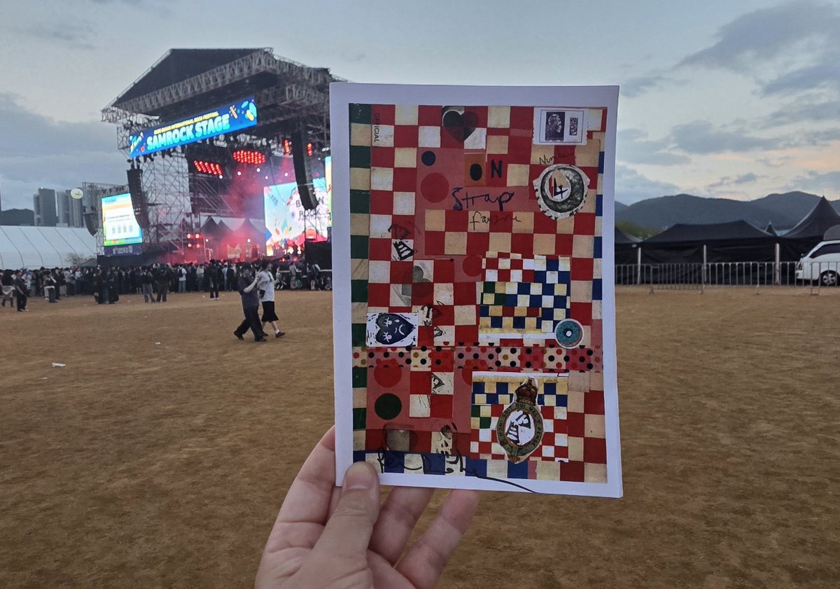 plugin_taro's tweet photo. あまりにシュールな光景に固まりつつも恐る恐る近付き「I'll take it」と現金を渡すと「Thank you」と言って詩集を渡してくれた。
その後係員らしき人から「ここで物を売らないで」と言われたのか(?)、トボトボ裏口へと消えていった。。

訳分からなかったけどまさかのピートに出会えて感無量😭 https://t.co/cih09bCucJ