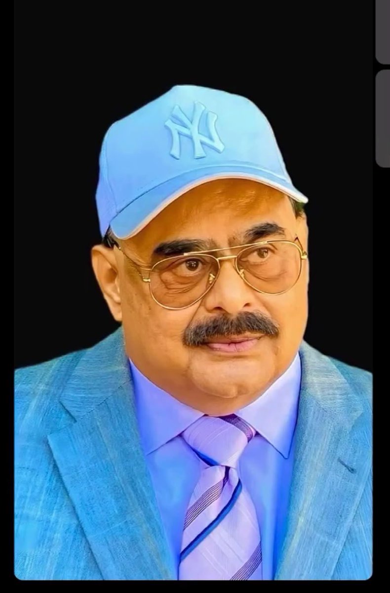 AltafHussain_90's tweet photo. تحریک انصاف کے رہنما اسی حکومت سے مذاکرات کررہے ہیں جسے وہ ناجائز قراردیتے رہے ہیں
۔۔۔۔۔۔۔۔۔۔۔۔۔۔۔۔۔۔۔۔۔۔۔۔۔

پاکستان کے عوام میں ظلم وجبر کے خلاف انقلابی رحجان دیکھنے میں نہیں آتا،یعنی وہ غلامی، زورزبردستی کی جبری حکومت، آمریت یا بادشاہت سے ملک کے عوام تنگ آکر میدان عمل میں آگئے ہوں۔آخر موجودہ پاکستان کے خطے کے لوگوں کا مزاج کسی قسم کی انقلابی تبدیلیاں لانے کیلئے کیوں نہ بن سکا؟پاکستان کے عوام 80 برسوں سے ناانصافیوں، زیادتیوں، پانی، بجلی، گیس کی قلت، مہنگائی اور بے روزگاری کاسامنا کررہے ہیں، ملک میں اتنی سیاسی ومذہبی جماعتیں موجود ہیں اس کے باوجود عوامی سطح پر کوئی انقلابی سوچ کیوں وجود میں نہ آسکی؟
ایران کی مثال لی جائے تو ایران نے وہ کچھ کرکے دکھادیا جو پوری دنیا نہیں کرسکی، اسی طرح سابقہ مشرقی پاکستان کی مثال لیں تو وہاں متعدد انقلابی مظاہرے ہوئے اور انگریزوں کوعوام کی مزاحمت کاسامناکرنا پڑا، بنگلہ دیش کی تازہ ترین مثال دیکھیں وہ نوجوان نسل نے تحریک چلائی اسی طرح انڈیامیں عوام،کاکروچ جنتا پارٹی کی شکل میں سراپا احتجاج بنے، ایک مطالبہ منوانے کے بعد اب وہ دوسرا مطالبہ لیکر آئے ہیں لیکن پاکستان میں عوامی سطح پر ایسا مزاج نہیں ہے۔
پاکستا ن تحریک انصاف کے سربراہ عمران خان صاحب تین سال سے جیل میں قید ہیں لیکن پاکستان کی سب سے بڑی جماعت PTI کوئی ایسا لائحہ عمل نہیں لاسکی کہ وہ مؤثر اورمنظم احتجاجی مظاہرہ کرکے اپنے جائز مطالبات منواسکے۔ پی ٹی آئی کے رہنماؤں نے گزشتہ تین برسوں میں باربار لگاتار یہ دعوے کیے کہ ہم فارم 47 کے تحت بننے والی حکومت کوتسلیم نہیں کرتے لیکن آج وہ اسی حکومت سے مذاکرات کررہے ہیں جسے وہ ناجائز قراردیتے رہے ہیں۔ فارم 47 کے تحت بننے والی حکومت سے مذاکرات کرکے کیاپی ٹی آئی کے رہنماء یہ ثابت نہیں کررہے کہ انہوں نے موجودہ حکومت کو تسلیم کرلیا ہے؟ کیا وہ اپنے بانی عمران خان کی یہ بات بھول گئے کہ فارم 47 کی ٹچی حکومت سے کیابات کروں جبکہ اصل طاقت فوج ہے۔ PTI کے رہنماؤں نے اپنے کارکنوں کو جھوٹی تسلیاں دینے کے بعد اسی حکومت سے مذاکرات کئے، اگرانہیں یہی کرنا تھا تو تین سال پہلے کرلیتے کم ازکم عمران خان صاحب کو تین سال جیل میں تو نہیں رہنا پڑتا۔عمران خان جیل میں ہیں، ان کے بزرگ ساتھی جیل میں رہ کر وفانبھارہے ہیں اور جن لوگوں نے آزمائش کے وقت عمران خان اور پی ٹی آئی سے لاتعلقی اختیارکی تھی وہ آج تحریک انصاف کی جانب سے حکومت سے مذاکرات کررہے ہیں۔یہ عمل کیایہ ظاہرنہیں کرتا کہ یہ مٹی وہ مٹی نہیں جہاں ظلم کے خلاف آواز اٹھانے کاخمیرہوتا ہے؟
مجھے جنرل ضیاء الحق کے دور میں سمری ملٹری کورٹ سے 9 ماہ قیداور5 کوڑوں کی سزا دی گئی لیکن میں نے معافی نہیں مانگی، میرے بڑے بھائی، بھتیجے اوربہنوئی سمیت ہزاروں ساتھیوں کو شہید کیاگیا لیکن میں نے سرینڈرنہیں کیا، مجھ پر قاتلانہ حملے کیے گئے لیکن میں نے اپنی جدوجہد ترک نہیں کی،جب ہینڈگرینیڈ سے مجھ پر قاتلانہ حملہ ہوا تو مرکزی کمیٹی اورکارکنوں کے اصرارپر میں عارضی طورپر لندن آیا تھا لیکن پھر ایم کیوایم کے خلاف فوجی آپریشن شروع کردیاگیا اورکارکنوں کے ماورائے عدالت قتل کاسلسلہ شروع کردیاگیا، ان کی لاشیں بوریوں میں ڈال کرویرانوں میں پھینک دی گئیں اور میڈیاکے ذریعے پروپیگنڈہ کرایاگیاایم کیوایم والوں نے بوری بند لاشیں پھینکی ہیں۔ تمام ترریاستی مظالم اورمنفی پروپیگنڈوں کے باوجود میں نے تحریک جاری رکھی۔ 
پی ٹی آئی والوں کوسمجھنا چاہیے کہ جب وہ میدان میں آگئے ہیں تو پھر انہیں ظلم وستم برداشت کرنا ہوگا، ہمت اور حوصلے کامظاہرہ کرنا ہوگا۔تحریک انصاف نے مذاق بنارکھا ہے کہ آج لانگ مارچ کریں گے،کل لانگ مارچ کریں گے اس طرح کا عمل کرکے وہ قوم اورپی ٹی آئی کے کارکنوں کو بے وقوف بنارہے ہیں۔ ایک خبریہ آرہی ہے کہ پی ٹی آئی کے رہنما اس پر رضامند ہوگئے ہیں کہ وہ دہشت گردی نہیں کریں گے کیا اس کایہ مطلب نہیں ہے کہ پی ٹی آئی نے تسلیم کرلیا ہے کہ وہ دہشت گردی کرتی ہے؟

الطاف حسین 
ٹک ٹاک پر فکری نشست نمبر479 سے خطاب
3، اکتوبر2026ء

مکمل فکری نشست کا لنک 

https://t.co/KhBsmbTw7D