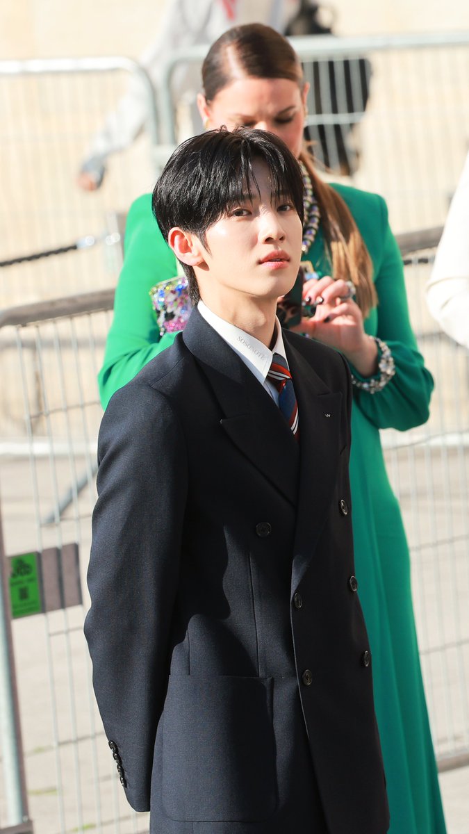 soso_note1's tweet photo. 시우 퇴근길 
너무 고생했어 시우야 
나의 왕자님 

PARK SIWOO AT VALENTINO PFWSS27
#PARKSIWOOxVALENTINO
#VALENTINOPFWSS27
#PARKSIWOO https://t.co/zHwZhl8ktQ