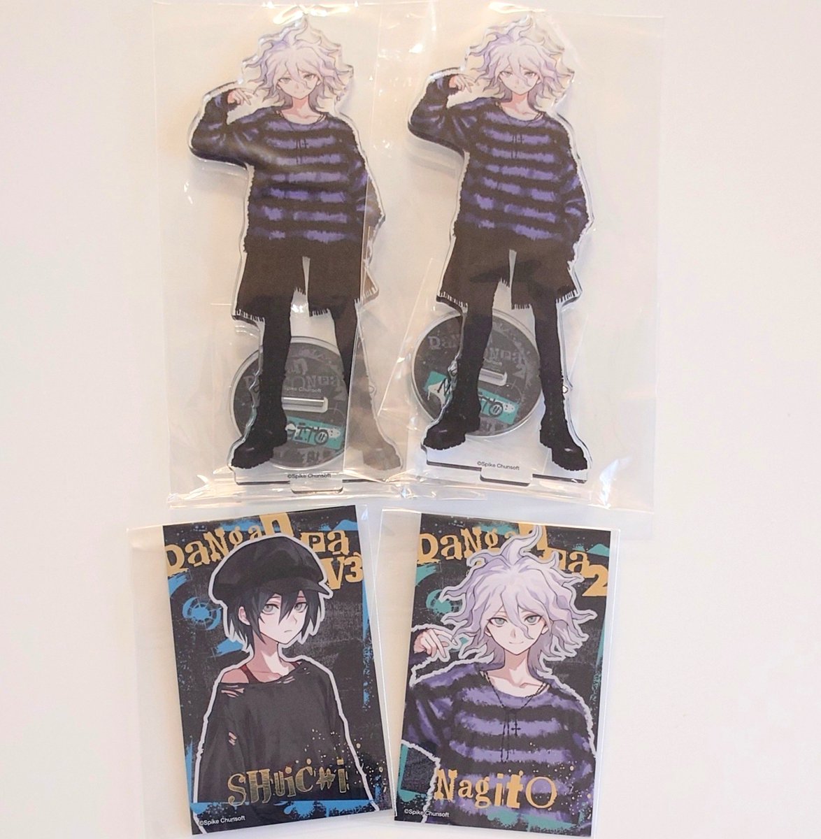 eiri_1216's tweet photo. 箔押しとかホロっていままで引けた試しがほとんどないんですけど、今回なんと12枚中4枚も引けた…！
しかも推しが2枚😭✨

フォトカード、特に箔押しが一番欲しかったまであるから、自引きお迎えできたのほんとに嬉しいし、交換でも少し増えるからほんとよかった😭✨ https://t.co/k4NeDZNMXq