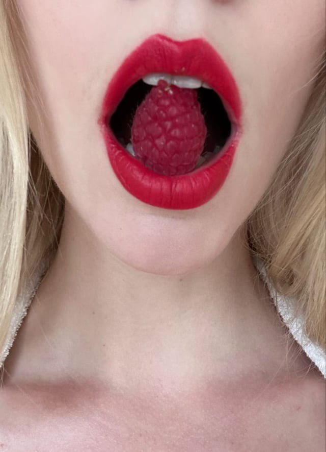 CelebObsessBear's tweet photo. Anya's lips are delicious 😋 https://t.co/aE3s0rT8tf