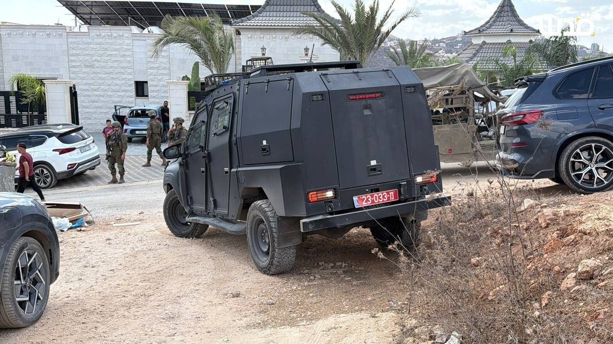 MonicaBergamas9's tweet photo. Sappiamo già che in Palestina i POGROM li fanno gli israeliani, ma in Cisgiordania ormai ogni giorno ce n'è uno: ad Osarin, sud di Nablus, i coloni col volto coperto irrompono nel villaggio, distruggono auto a bastonate, poi arriva l'IDF a dar manforte ai coloni a devastare case https://t.co/G1Xr4C6who
