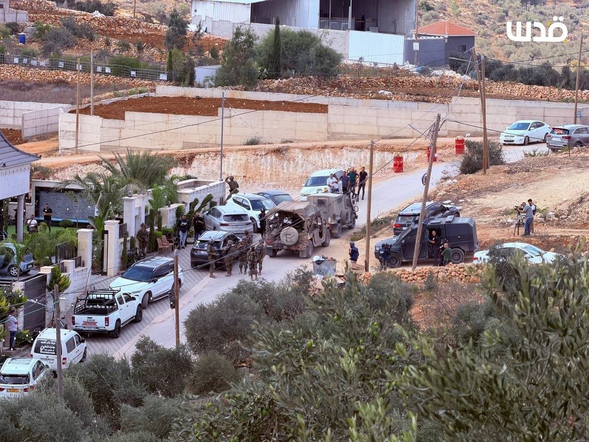 MonicaBergamas9's tweet photo. Sappiamo già che in Palestina i POGROM li fanno gli israeliani, ma in Cisgiordania ormai ogni giorno ce n'è uno: ad Osarin, sud di Nablus, i coloni col volto coperto irrompono nel villaggio, distruggono auto a bastonate, poi arriva l'IDF a dar manforte ai coloni a devastare case https://t.co/G1Xr4C6who