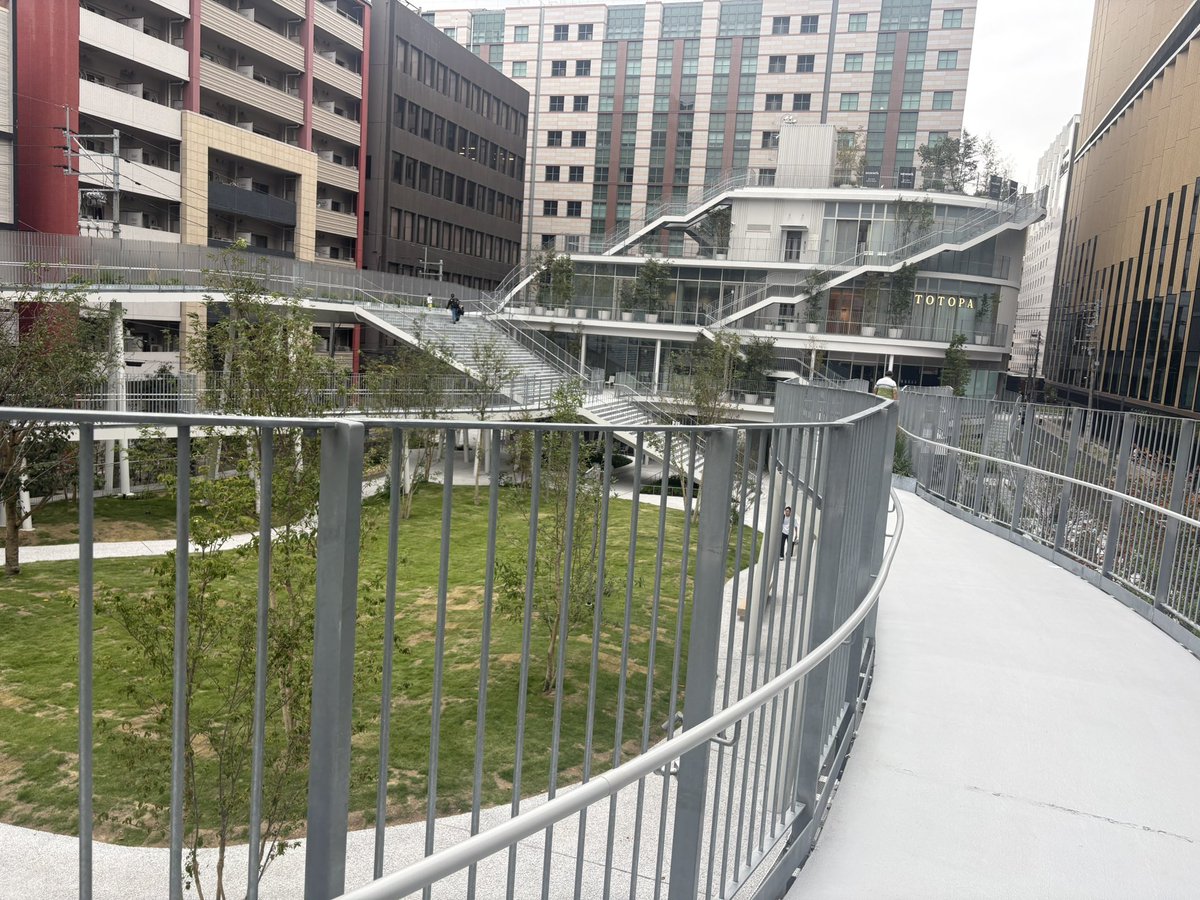 emi835538's tweet photo. 大感動した大屋根リングの藤本さんが設計した明治公園！行ってきました。空中散歩してるみたいで大屋根リングを思い出した！ほんとにすてきな公園。緑がたくさんでこれからの草木の成長が楽しみ。
素敵な公園をありがとうございます。
休日の朝の散歩コースにします！
#大阪万博
#明治公園　福岡 https://t.co/eL3EBVMoXm