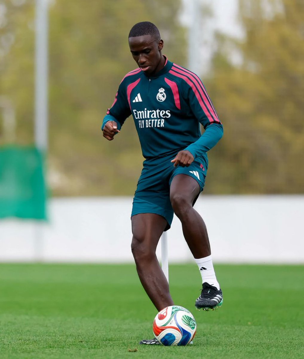 MadridUniversal's tweet photo. 🚨 Ferland Mendy is close to making a return for Real Madrid.

He has been training with the ball in the last few training sessions and has recovered good sensations. https://t.co/AeaZthYNrg