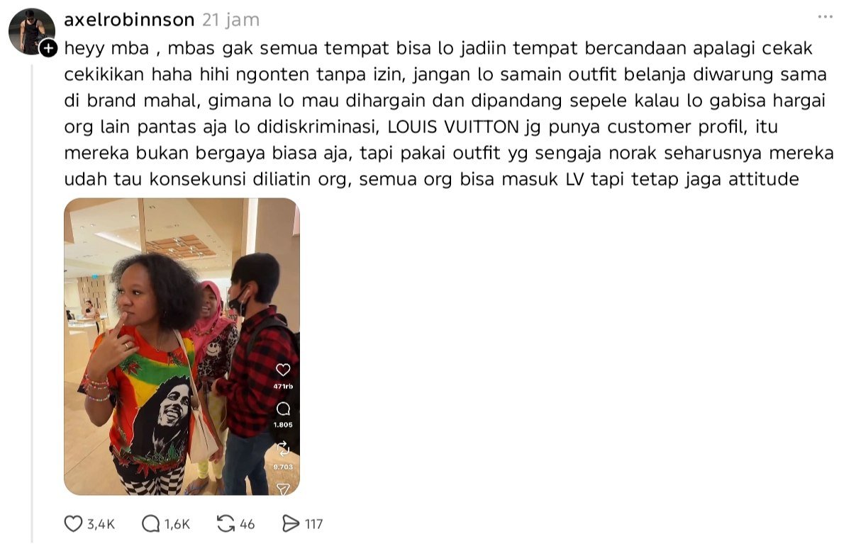 562sides's tweet photo. sebenernya aku udah feeling kl mereka juga bakal jadi sasaran empuk netizen karena ngonten pake baju begitu

tp emang kl mau masuk store LV tuh harus well dressed kah? masak gaboleh sih pakai baju se adanya? 🥲

trs ada yang pernah cerita jg kl pegawai di store LV itu emang suka judes sm pelanggan yang looks nya kek gak punya duit??? 

kalian ada yang pernah ngerasain gitu gak guys waktu belanja di store barang branded?

* disclaimer gak semua pegawai di store barang baranded gitu ya guys, ini kebetulan nemu yg bad attitude