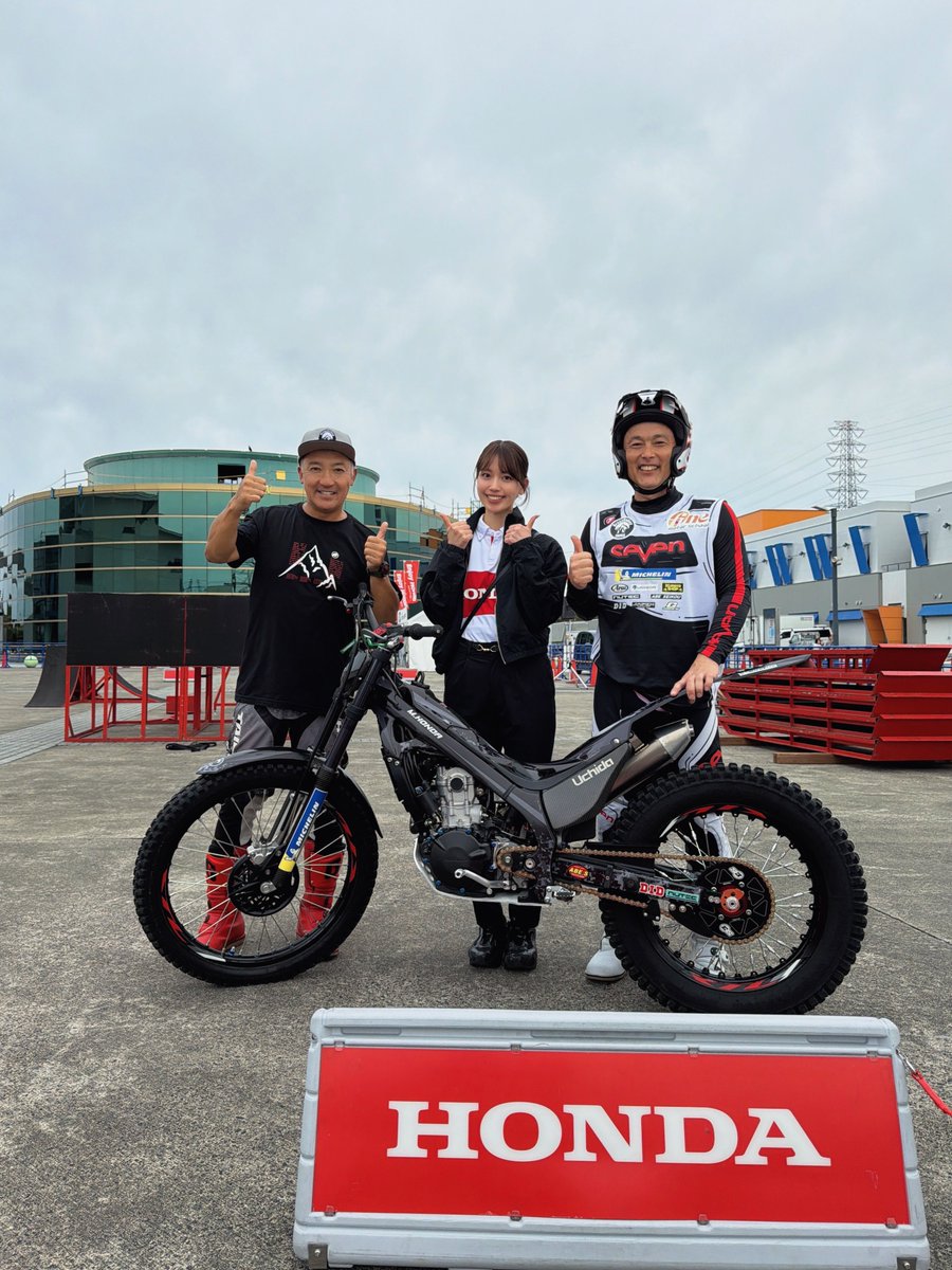 yui_k042's tweet photo. EnjoyHonda 夢メッセみやぎ、ありが���うございました✨
今回はエンジン始動、eMSエキシビションマッチのMCをさせていただきました！

1年ぶりのEnjoyHondaでしたが、今年は宮城会場のみなので、また来年どこかでお会いできたら嬉しいです🥹

お写真はトライアルバイクショーの小林さん、本多さんと📷 https://t.co/mDYFN7VwLI