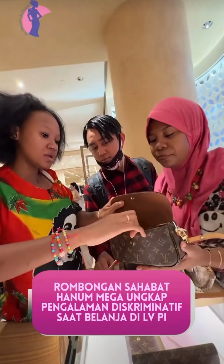 562sides's tweet photo. sebenernya aku udah feeling kl mereka juga bakal jadi sasaran empuk netizen karena ngonten pake baju begitu

tp emang kl mau masuk store LV tuh harus well dressed kah? masak gaboleh sih pakai baju se adanya? 🥲

trs ada yang pernah cerita jg kl pegawai di store LV itu emang suka judes sm pelanggan yang looks nya kek gak punya duit??? 

kalian ada yang pernah ngerasain gitu gak guys waktu belanja di store barang branded?

* disclaimer gak semua pegawai di store barang baranded gitu ya guys, ini kebetulan nemu yg bad attitude