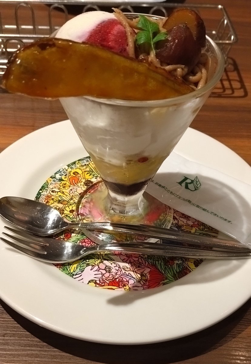 haru1986's tweet photo. 朗読劇のあと、友達と銀座でブラついてロイホでごはん😋
デザートも食べた😋 https://t.co/f3opAfEcDi