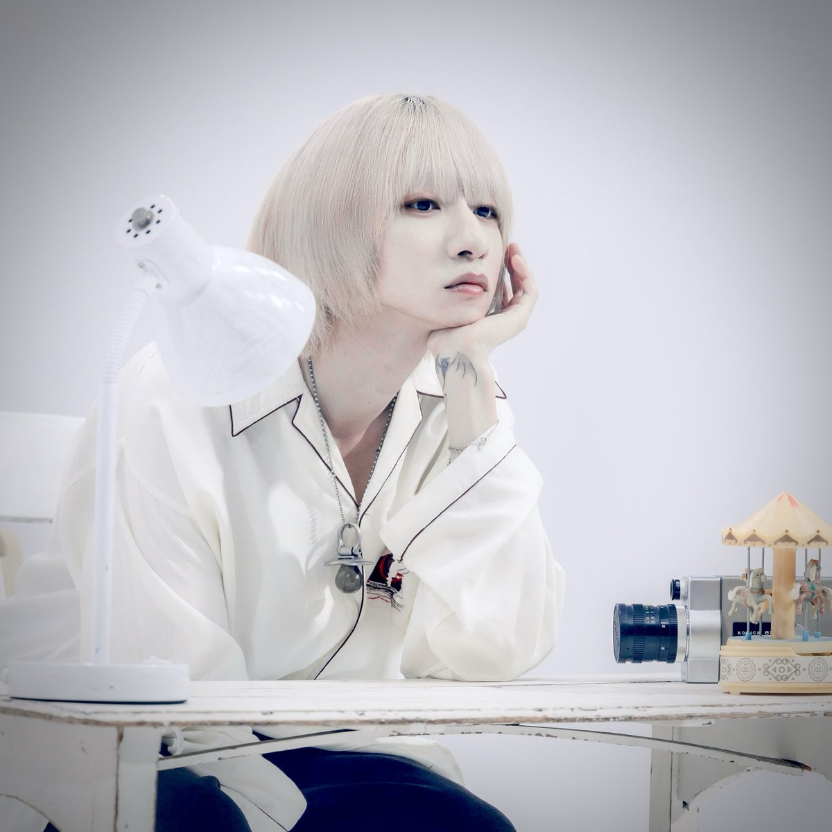 madrajpn's tweet photo. 金木犀の香りが心地良い季節ですね。

匂いも音楽も、
嗅いだり聴いたりした瞬間に、
過去の記憶が蘇ってタイムスリップできる。

いつでも帰れる場所を作りたくて、
此処においでって言いたくて、

"失樂園"という曲を書きました。

近日MV公開予定、お楽しみに。 https://t.co/KqBPWuoAd0