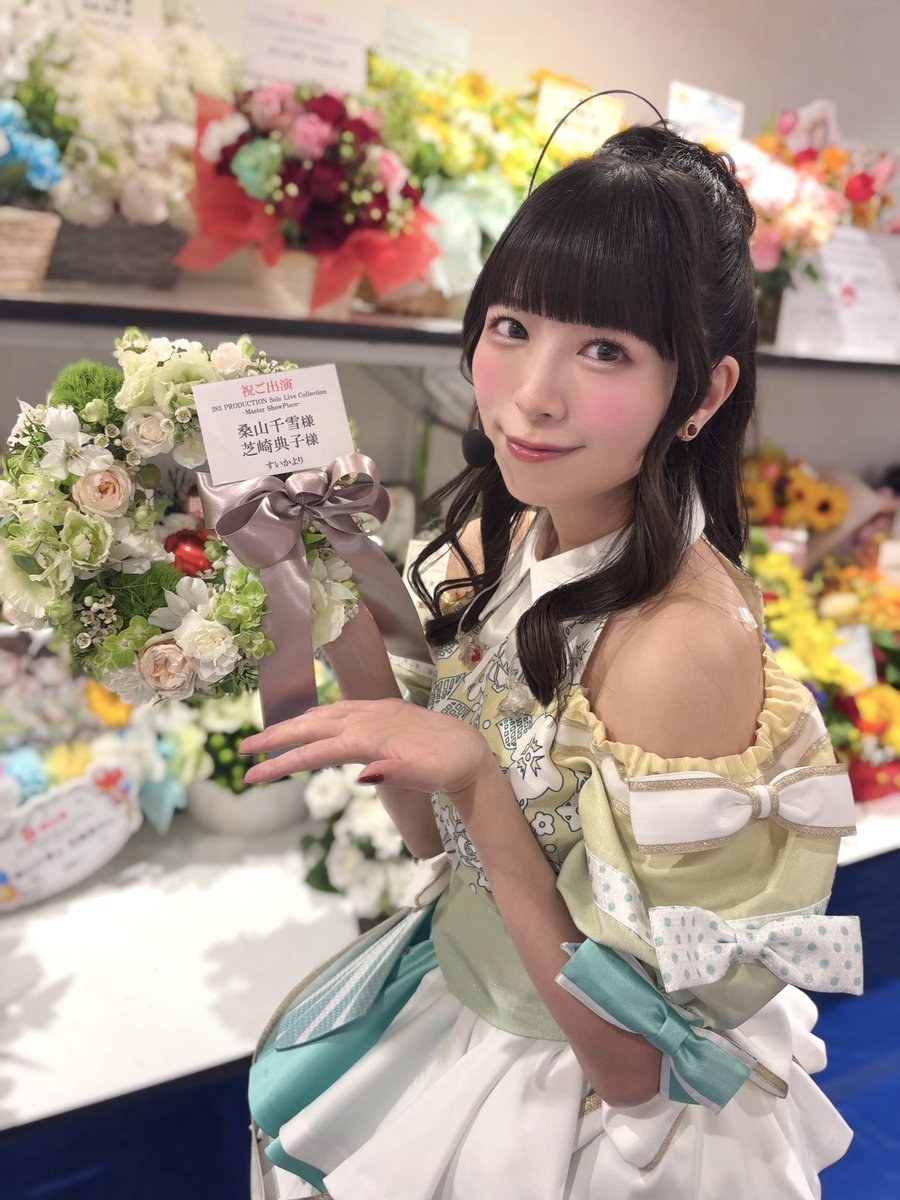 ShibaNori914's tweet photo. #シャニマスソロライブMSP
いただいたお花をご紹介します💐
①蜜蜂の妖精さん気ブーン🐝🎶私が女王蜂ヨ！
②やわらかな祝福、受け止めました。ピンクが入ると結局嬉しい🌸
③花壇ごと持ち込みましたか？ヨッ！ってする葉っぱがプリチィ🌿
④ようこそって言ってくれてるようなリース！お邪魔してます🎄 https://t.co/3vQswNFuHk