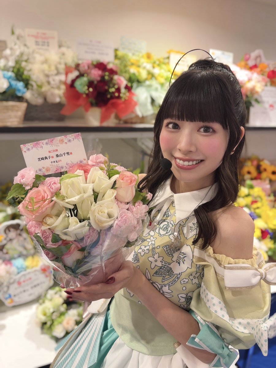 ShibaNori914's tweet photo. #シャニマスソロライブMSP
いただいたお花をご紹介します💐
①蜜蜂の妖精さん気ブーン🐝🎶私が女王蜂ヨ！
②やわらかな祝福、受け止めました。ピンクが入ると結局嬉しい🌸
③花壇ごと持ち込みましたか？ヨッ！ってする葉っぱがプリチィ🌿
④ようこそって言ってくれてるようなリース！お邪魔してます🎄 https://t.co/3vQswNFuHk