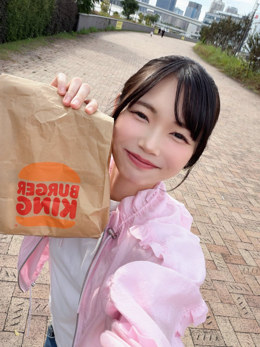 kyo_513's tweet photo. バーガーキングオフ回ありがとうございました！！！！！BBQ場でバーキンとかケーキとかフレンチトーストとか煮込みハンバーグとか焼き芋とかシャイマスとか食べた！もちろん肉も！おなかいっぱいでニッコリ🎶
楽しい一日をありがとう❤️ https://t.co/1FbODwyOUI
