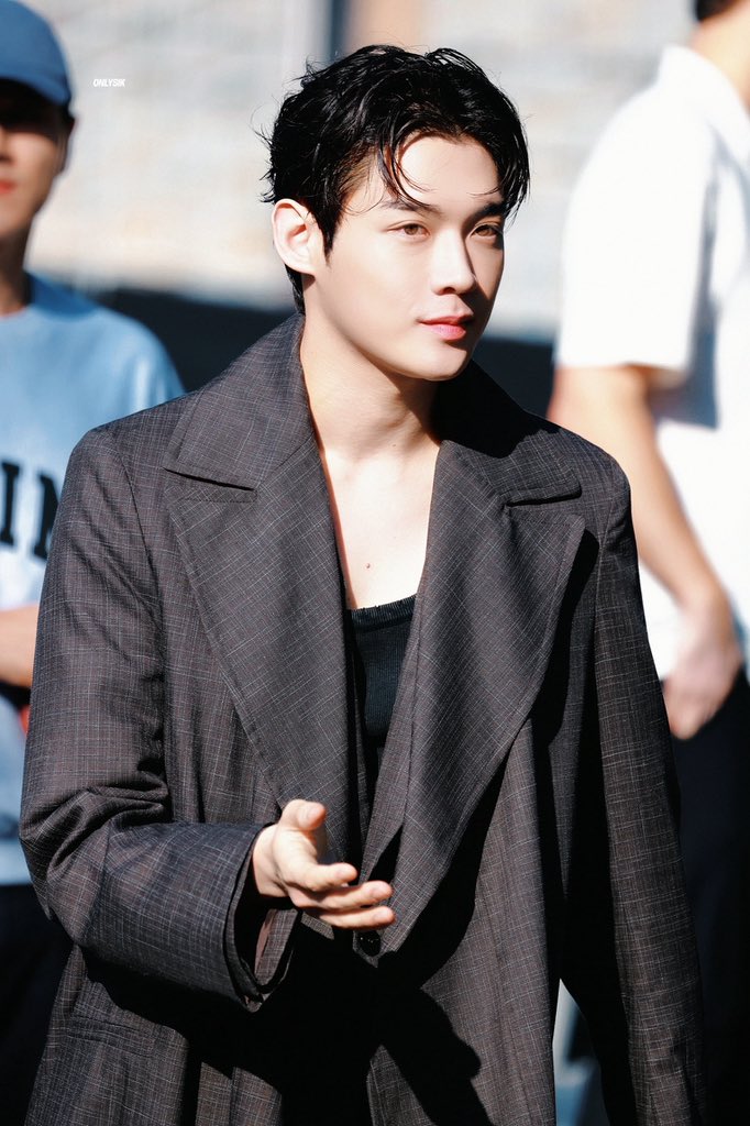 OnlySik_'s tweet photo. 𝟐𝟔𝟏𝟎𝟎𝟒 | 𝐋𝐀𝐂𝐎𝐒𝐓𝐄 𝐒𝐒𝟐𝟕
예쁘게 퇴근했네~🐊
KIMYOONSIK LACOSTE SS27 

#KIMYOONSIKxLacoste
#YOONSIKPFWSS27
#김윤식
#KIMYOONSIK https://t.co/LDYIl3Nkx8
