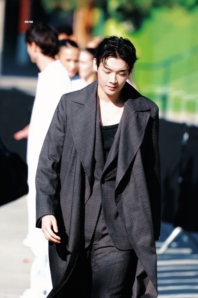 OnlySik_'s tweet photo. 𝟐𝟔𝟏𝟎𝟎𝟒 | 𝐋𝐀𝐂𝐎𝐒𝐓𝐄 𝐒𝐒𝟐𝟕
예쁘게 퇴근했네~🐊
KIMYOONSIK LACOSTE SS27 

#KIMYOONSIKxLacoste
#YOONSIKPFWSS27
#김윤식
#KIMYOONSIK https://t.co/LDYIl3Nkx8
