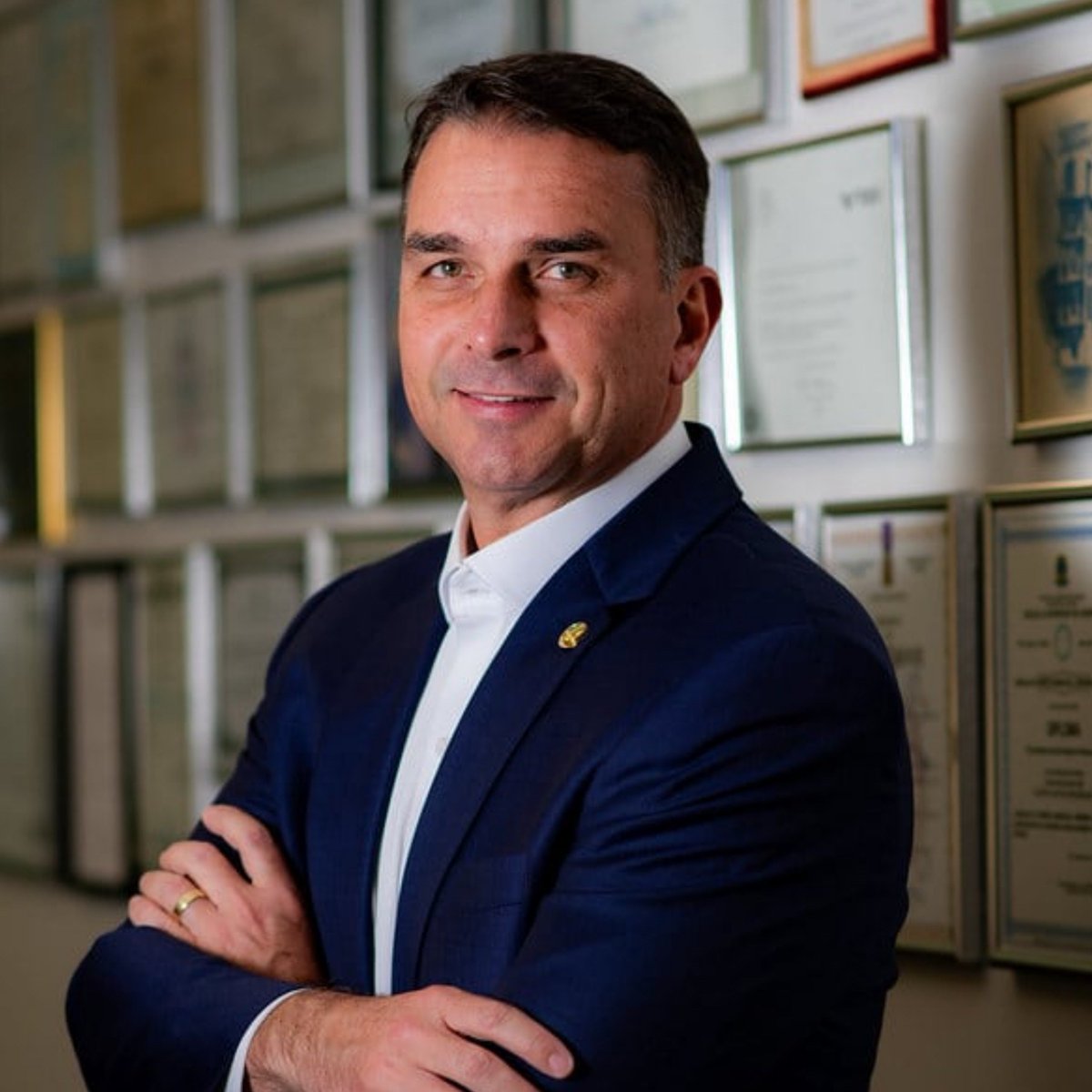 updatecharts's tweet photo. Flávio Bolsonaro VENCEU o 1° TURNO na Tailândia. https://t.co/I2QiHulrWo