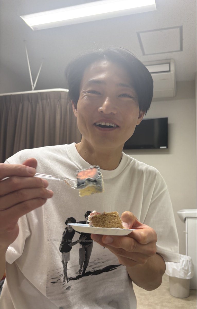 jarujaru12th's tweet photo. マルゲリータ男とキャンパスガール
～JARUJARU CONTE TOUR 2026AW～

大阪公演ありがとうございました！！

大阪公演の合間に10/5お誕生日の福徳さんのお祝いをしました٩(๑❛ᴗ❛๑)۶
自分の顔を食べる貴重なもぐちくです🎂

次は10/7名古屋に向かいます！💨

#マルゲリータ男とキャンパスガール https://t.co/AIyqXBCRcR