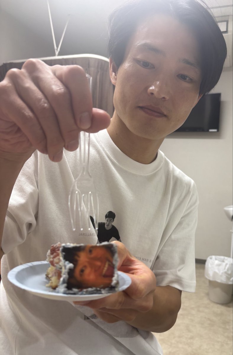 jarujaru12th's tweet photo. マルゲリータ男とキャンパスガール
～JARUJARU CONTE TOUR 2026AW～

大阪公演ありがとうございました！！

大阪公演の合間に10/5お誕生日の福徳さんのお祝いをしました٩(๑❛ᴗ❛๑)۶
自分の顔を食べる貴重なもぐちくです🎂

次は10/7名古屋に向かいます！💨

#マルゲリータ男とキャンパスガール https://t.co/AIyqXBCRcR