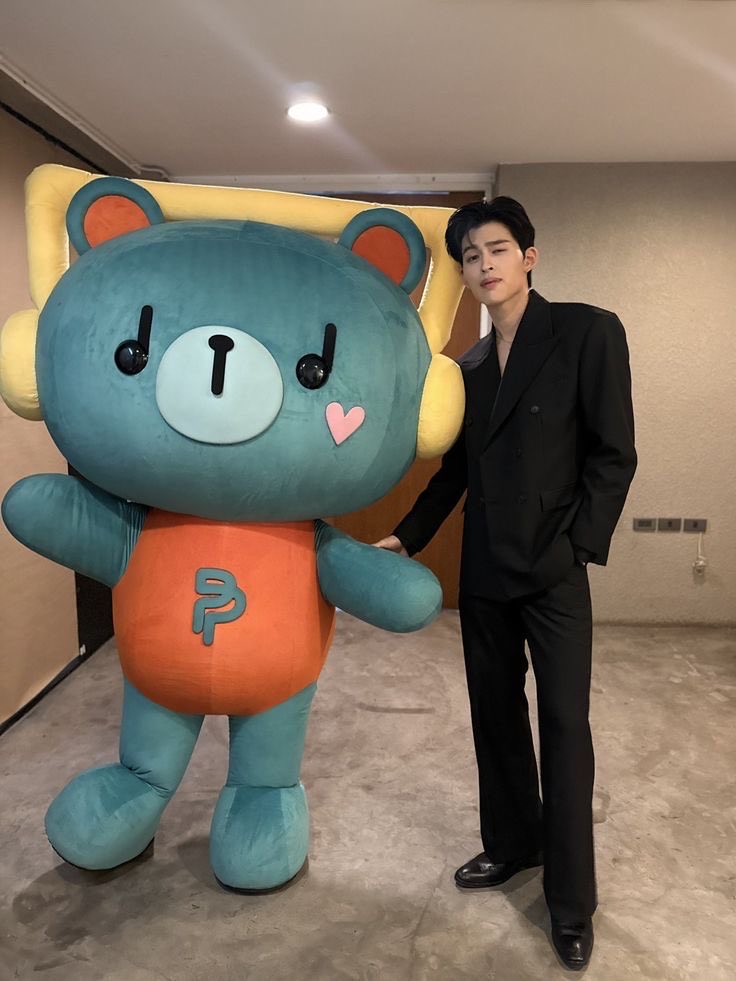 popowoholic's tweet photo. thun pond’s son https://t.co/MmO5Qgllql