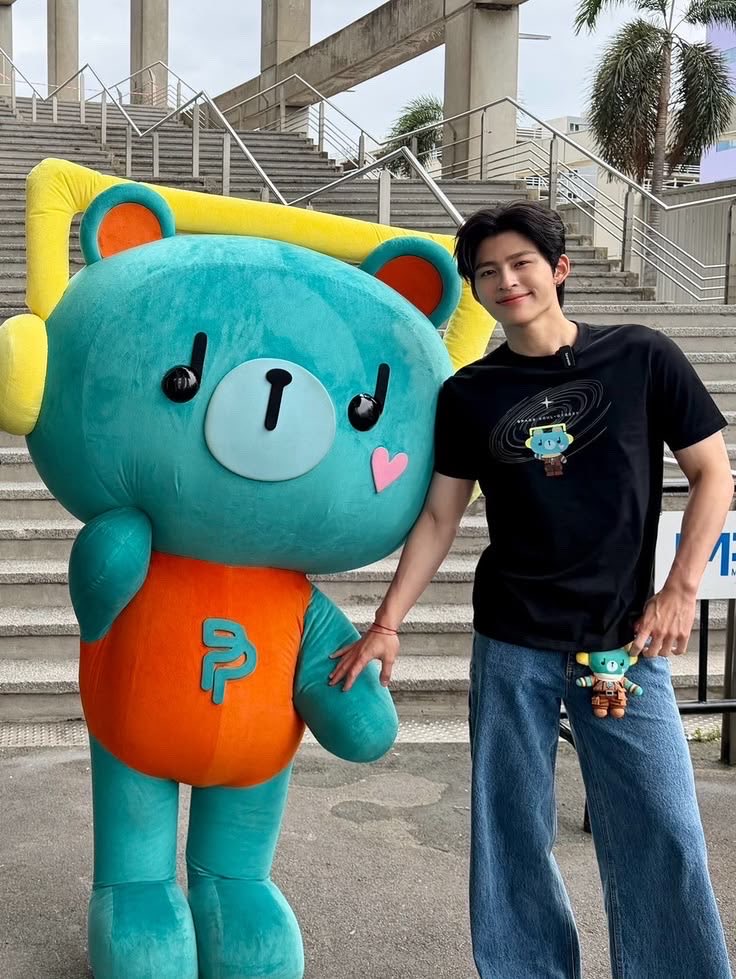 popowoholic's tweet photo. thun pond’s son https://t.co/MmO5Qgllql