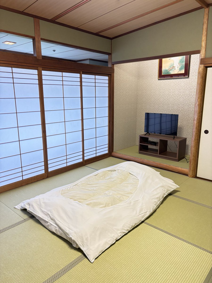 hocopiyo's tweet photo. シルバーウイーク前後から、ほんっとーーーーに色々あって完全にキャパオーバーしてて
さすがに旦那も思うところがあったのか、ゆっくり温泉でも行って来たら？と

で、お一人さま温泉に来ています！
一人ビュッフェで一人飲み放題！さいこー！！ https://t.co/7zK1dn0dmk