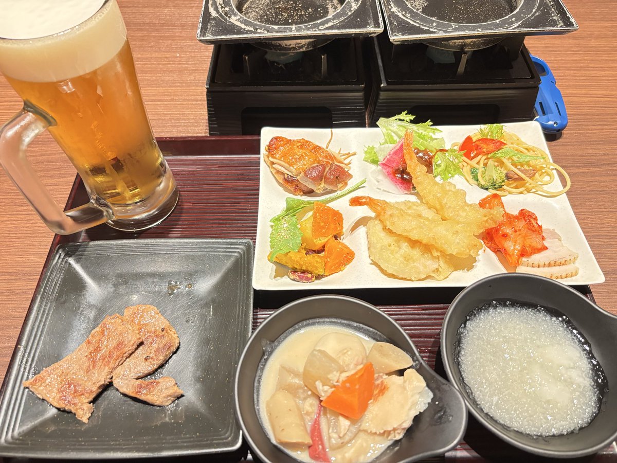 hocopiyo's tweet photo. シルバーウイーク前後から、ほんっとーーーーに色々あって完全にキャパオーバーしてて
さすがに旦那も思うところがあったのか、ゆっくり温泉でも行って来たら？と

で、お一人さま温泉に来ています！
一人ビュッフェで一人飲み放題！さいこー！！ https://t.co/7zK1dn0dmk