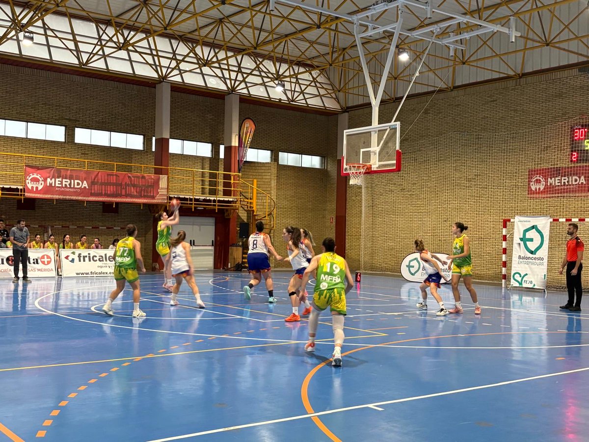 FExB's tweet photo. 🏆 #TiempodeFinales | Copa de Extremadura 1ª Fem

¡Descanso!

MFR @cb_alqazeres 4️⃣2️⃣
Toyota Novomotor @SanAntonioCc 2️⃣8️⃣

🏟️ Pabellón La Paz, Mérida
📊App Afición FExB

#BaloncestoExtremadura
#AbrazaElBaloncesto
@jovendeportEXT
@ayto_merida https://t.co/k63KrtYbPp
