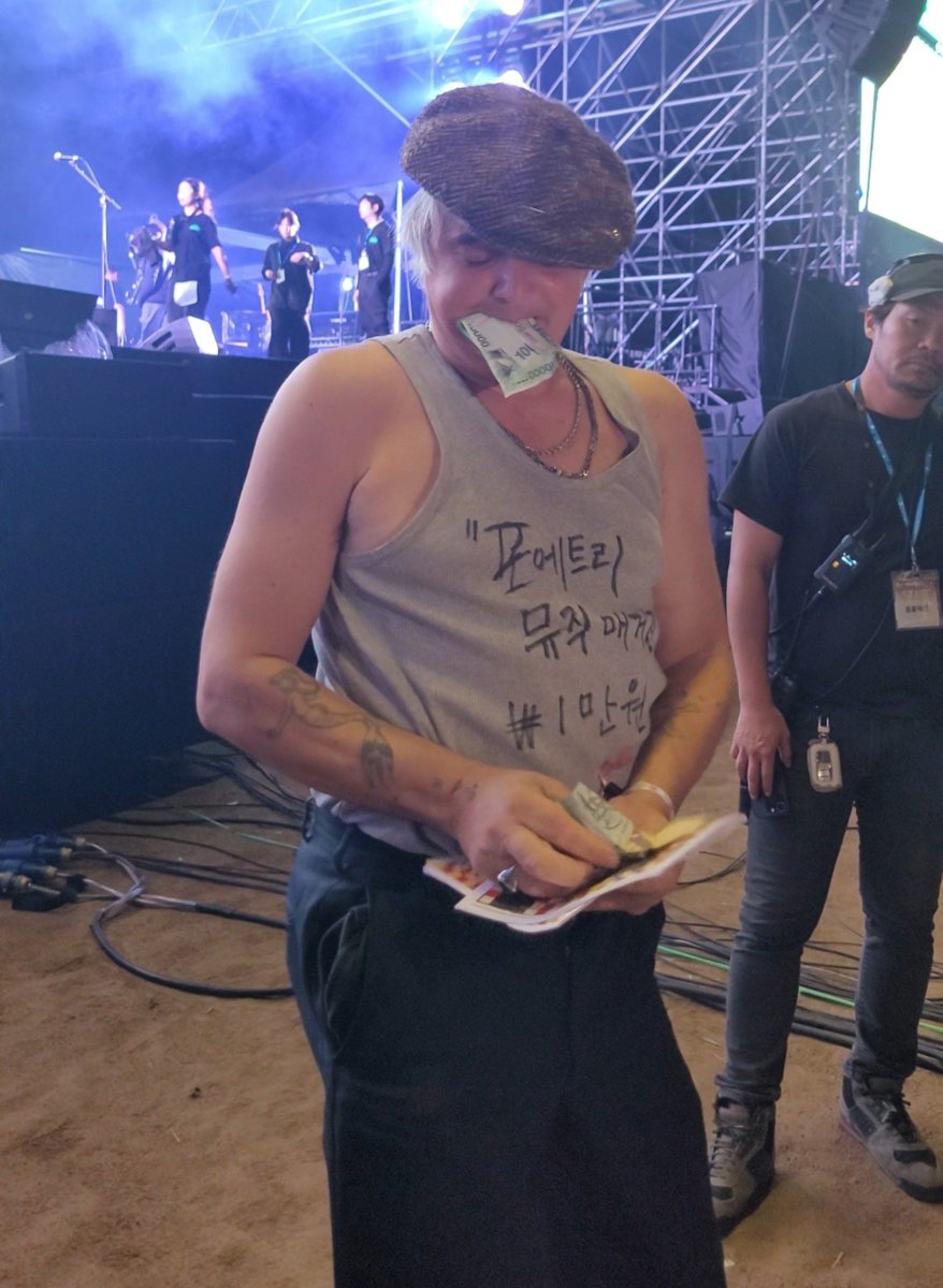 yeoleumdin's tweet photo. 실시간 피트가 내려와서 잡지 현금으로 팔음 https://t.co/PhI6Hpzc2X