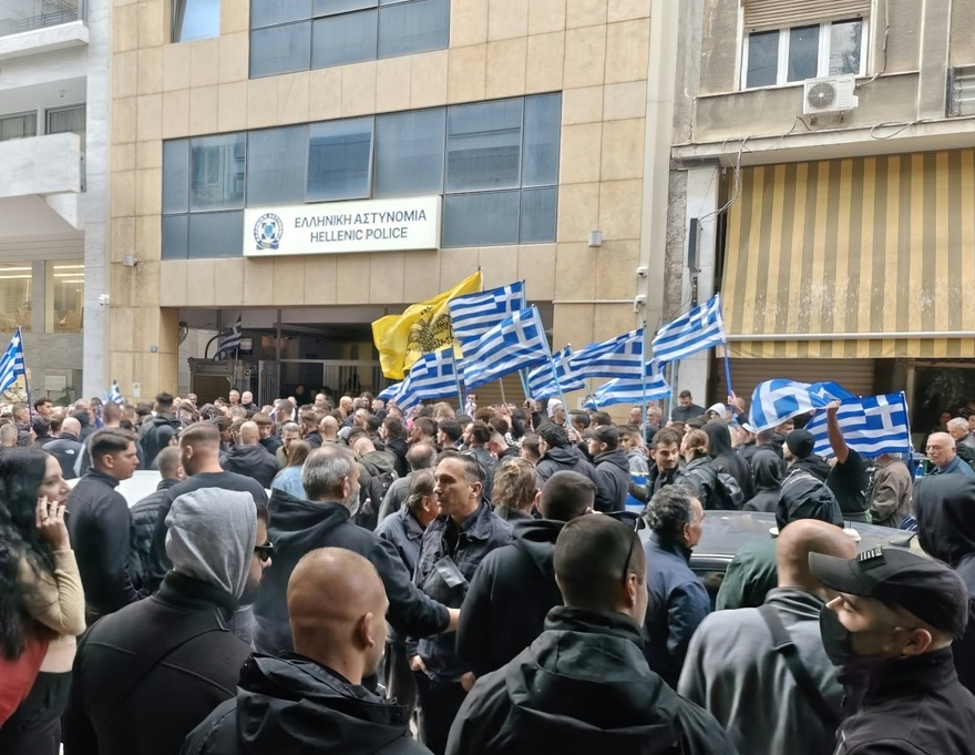 sketo_kostas's tweet photo. Τέλος, να πούμε ότι η μεγαλειώδης συγκέντρωση έγινε έξω από το ΑΤ Ομονοίας. Γιατί εντάξει, κόντρα στο σύστημα αλλά να έχουμε και την αστυνομία μαζί... https://t.co/MBjOo8afJQ