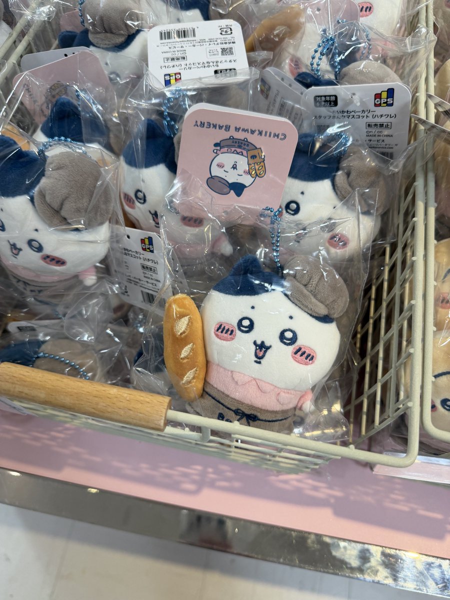 __LandA_'s tweet photo. ちいかわベーカリー行ってきました🍞
子供は人数にカウントしてないようで、予約1人分しか出来ませんでしたが大人と子供で入場出来ました。

パンはもちろん売り切れでしたがグッズは潤沢に在庫がありました。
かなり厳選しての散財です。明日からまた仕事に励みます。 https://t.co/isI1yAyGQV