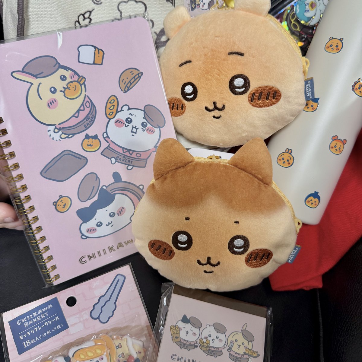 __LandA_'s tweet photo. ちいかわベーカリー行ってきました🍞
子供は人数にカウントしてないようで、予約1人分しか出来ませんでしたが大人と子供で入場出来ました。

パンはもちろん売り切れでしたがグッズは潤沢に在庫がありました。
かなり厳選しての散財です。明日からまた仕事に励みます。 https://t.co/isI1yAyGQV