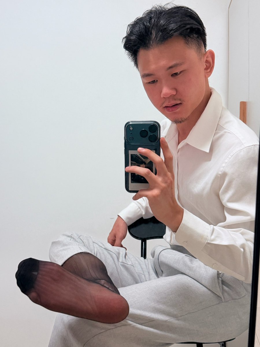 Huangbuff2778's tweet photo. 老子大臭脚踹烂你的小贱逼 https://t.co/XbtROxmHHg