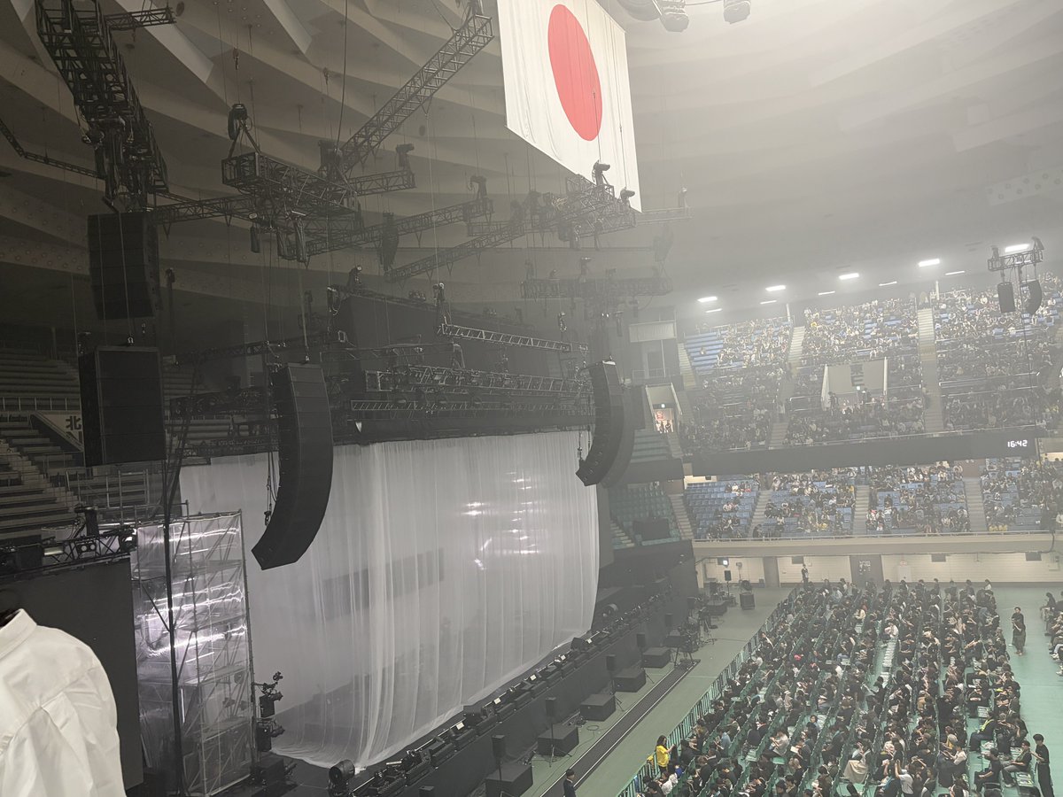 pastime32_'s tweet photo. サカナクション日本武道館みてきた！

セトリ神すぎた！
朝の歌から始まって目が明く藍色で終わる、、、ame(A)もやってくれて、、、良すぎる😭

一生応援する😭😭😭

#SAKANAQUARIUM20262027透明 
#サカナクション https://t.co/Xu45qQp9Gr