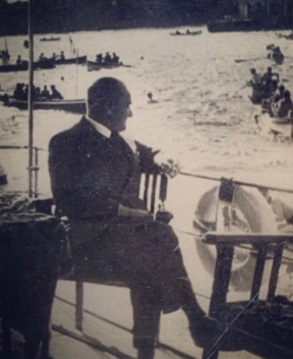TarihteOan's tweet photo. Cumhurbaşkanı Mustafa Kemal Atatürk’ü görmek için kayıklarla gelen Türk Milleti… https://t.co/DE9myuUkem