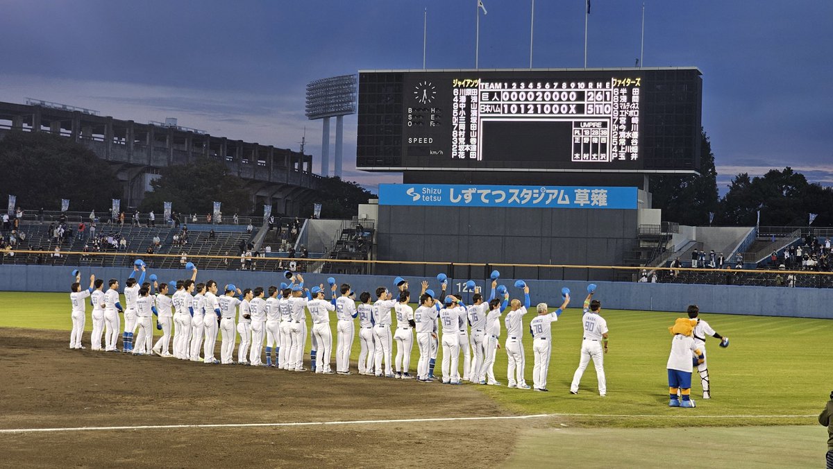ybaseball6's tweet photo. 鎌ファイ日本一🏆

稲葉監督胴上げしてるときカビーちゃんも胴上げして欲しそうな顔してたので一緒に🙌
入念に頭を抑えていたのはなんでかな笑

この先まだまだ大事な試合が控えてますのでファイターズの力になれるよう頑張ります！
引き続き最後まで熱いご声援をよろしくお願いいたします！

#96 https://t.co/bgzG2Hnmqr