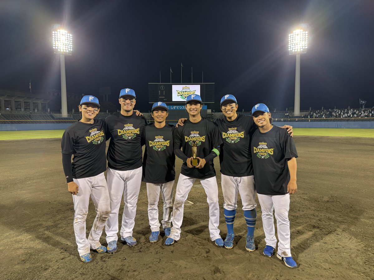 ybaseball6's tweet photo. 鎌ファイ日本一🏆

稲葉監督胴上げしてるときカビーちゃんも胴上げして欲しそうな顔してたので一緒に🙌
入念に頭を抑えていたのはなんでかな笑

この先まだまだ大事な試合が控えてますのでファイターズの力になれるよう頑張ります！
引き続き最後まで熱いご声援をよろしくお願いいたします！

#96 https://t.co/bgzG2Hnmqr