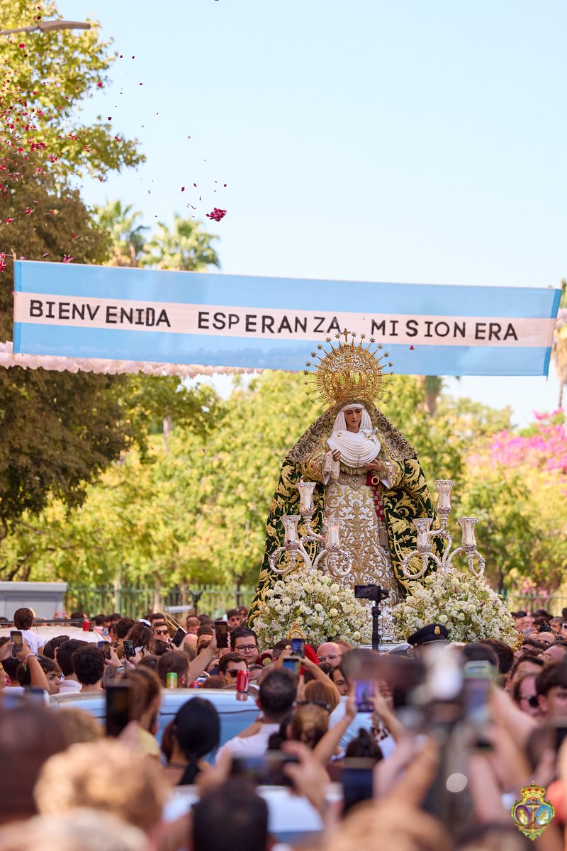 EspDeTriana's tweet photo. Hace un año, desde la @SantaAnaTriana, la Esperanza emprendía su camino hacia la Parroquia de San Pío X para dar comienzo a #LasMisiónDeLaEsperanza en el Polígono Sur.

Una jornada que quedó grabada en la memoria de Sevilla, en la que nuestra Madre salió al encuentro de quienes más la necesitan, llevando su nombre y su consuelo a cada rincón del barrio.

Un año después, recordamos aquel día en el que la Esperanza volvió a demostrar que no conoce fronteras.

📸 @fransantiph 

#EsperanzaDeTriana