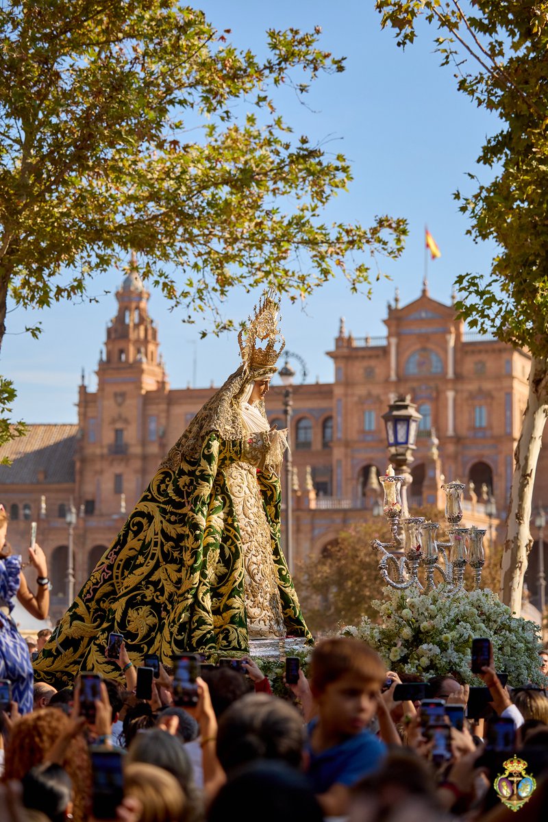 EspDeTriana's tweet photo. Hace un año, desde la @SantaAnaTriana, la Esperanza emprendía su camino hacia la Parroquia de San Pío X para dar comienzo a #LasMisiónDeLaEsperanza en el Polígono Sur.

Una jornada que quedó grabada en la memoria de Sevilla, en la que nuestra Madre salió al encuentro de quienes más la necesitan, llevando su nombre y su consuelo a cada rincón del barrio.

Un año después, recordamos aquel día en el que la Esperanza volvió a demostrar que no conoce fronteras.

📸 @fransantiph 

#EsperanzaDeTriana
