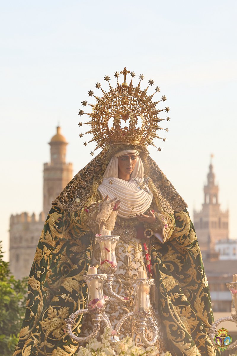 EspDeTriana's tweet photo. Hace un año, desde la @SantaAnaTriana, la Esperanza emprendía su camino hacia la Parroquia de San Pío X para dar comienzo a #LasMisiónDeLaEsperanza en el Polígono Sur.

Una jornada que quedó grabada en la memoria de Sevilla, en la que nuestra Madre salió al encuentro de quienes más la necesitan, llevando su nombre y su consuelo a cada rincón del barrio.

Un año después, recordamos aquel día en el que la Esperanza volvió a demostrar que no conoce fronteras.

📸 @fransantiph 

#EsperanzaDeTriana
