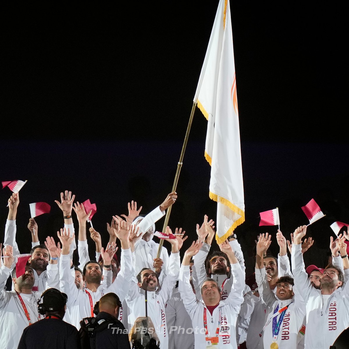 ThaiPBS's tweet photo. ปิดฉากการแข่งขันเอเชียนเกมส์ 2026 ญี่ปุ่นมอบธงให้กาตาร์เจ้าภาพครั้งที่ 21
.
วันนี้ (4 ต.ค. 69) บรรยากาศในพิธีปิดฉากการแข่งขัน มหกรรมกีฬาเอเชียนเกมส์ ครั้งที่ 20 (Asian Games 2026) ที่เมืองนาโกยา ประเทศญี่ปุ่น พร้อมทั้งส่งมอบธงประจำการแข่งขัน ส่งต่อไปยังเจ้าภาพในครั้งถัดไปให้กับประเทศกาตาร์ ในมหกรรมเอเชียนเกมส์ ครั้งที่ 21
.
โดยทัพนักกีฬาไทย🇹🇭 ทำผลงานได้อย่างยอดเยี่ยม จบอันดับที่ 7 ของตาราง คว้ามาทั้งหมด 52 เหรียญ โดยเป็น 18 เหรียญทอง 13 เหรียญเงิน และ 21 เหรียญทองแดง
.
สำหรับ "บิว" ภูริพล บุญสอน ลมกรดหนุ่มไทย ได้รางวัลนักกีฬาชายยอดเยี่ยม (MVP) ประจำการแข่งขัน จากผลงาน 2 เหรียญทอง กรีฑา 100 และ 200 เมตร พร้อมทำลายสถิติเอเชียนเกมส์ได้ทั้ง 2 รายการ และอีก 1 เหรียญเงินจากวิ่งผลัดผสม 4x100 เมตร
.
📸 Photo By: AP 
.
📍ติดตามข่าว ผลการแข่งขัน และโปรแกรมแข่งขันเอเชียนเกมส์ 2026 ได้ที่👇
https://t.co/F5cG3HV7e1
#ThaiPBS #ThaiPBSSport #ThaiPBSNow #ทีมชาติไทย #เอเชียนเกมส์ #เอเชียนเกมส์2026 #AsianGames2026