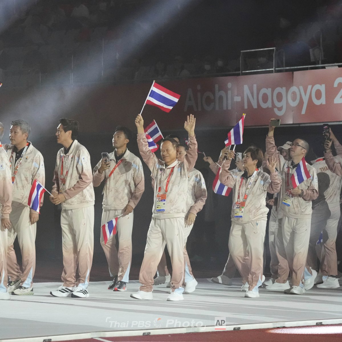 ThaiPBS's tweet photo. ปิดฉากการแข่งขันเอเชียนเกมส์ 2026 ญี่ปุ่นมอบธงให้กาตาร์เจ้าภาพครั้งที่ 21
.
วันนี้ (4 ต.ค. 69) บรรยากาศในพิธีปิดฉากการแข่งขัน มหกรรมกีฬาเอเชียนเกมส์ ครั้งที่ 20 (Asian Games 2026) ที่เมืองนาโกยา ประเทศญี่ปุ่น พร้อมทั้งส่งมอบธงประจำการแข่งขัน ส่งต่อไปยังเจ้าภาพในครั้งถัดไปให้กับประเทศกาตาร์ ในมหกรรมเอเชียนเกมส์ ครั้งที่ 21
.
โดยทัพนักกีฬาไทย🇹🇭 ทำผลงานได้อย่างยอดเยี่ยม จบอันดับที่ 7 ของตาราง คว้ามาทั้งหมด 52 เหรียญ โดยเป็น 18 เหรียญทอง 13 เหรียญเงิน และ 21 เหรียญทองแดง
.
สำหรับ "บิว" ภูริพล บุญสอน ลมกรดหนุ่มไทย ได้รางวัลนักกีฬาชายยอดเยี่ยม (MVP) ประจำการแข่งขัน จากผลงาน 2 เหรียญทอง กรีฑา 100 และ 200 เมตร พร้อมทำลายสถิติเอเชียนเกมส์ได้ทั้ง 2 รายการ และอีก 1 เหรียญเงินจากวิ่งผลัดผสม 4x100 เมตร
.
📸 Photo By: AP 
.
📍ติดตามข่าว ผลการแข่งขัน และโปรแกรมแข่งขันเอเชียนเกมส์ 2026 ได้ที่👇
https://t.co/F5cG3HV7e1
#ThaiPBS #ThaiPBSSport #ThaiPBSNow #ทีมชาติไทย #เอเชียนเกมส์ #เอเชียนเกมส์2026 #AsianGames2026