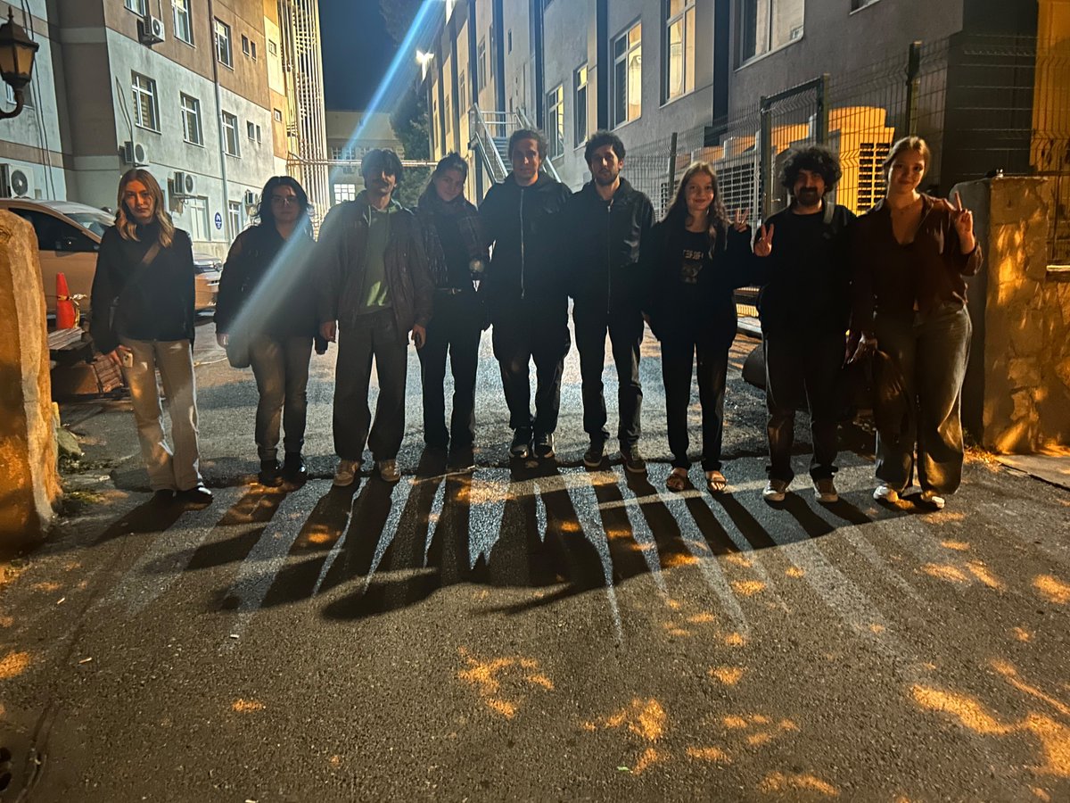 GnclikKomteler2's tweet photo. Dün Gözaltına Alınan Tüm Arkadaşlarımız Serbest Bırakıldı!

Soma İmbat Madencilik’te ve Zonguldak’ta yaşanan kasıtlı katliamlara karşı İstiklal Caddesi'nde holdinglerin düzeninde kimse güvende değil diyerek holdingci güçleri protesto eden arkadaşlarımız, gözaltına alındıktan sonra dün gece serbest bırakıldılar.

İşçileri sistematik olarak katleden bu holdingci düzene karşı; bulunduğumuz her yerde komitelerimizi kurarak, etrafımızı organize ederek bir güç oluşturmak için mücadeleye devam edeceğiz.

Para için değil, onurumuz için ayağa!
