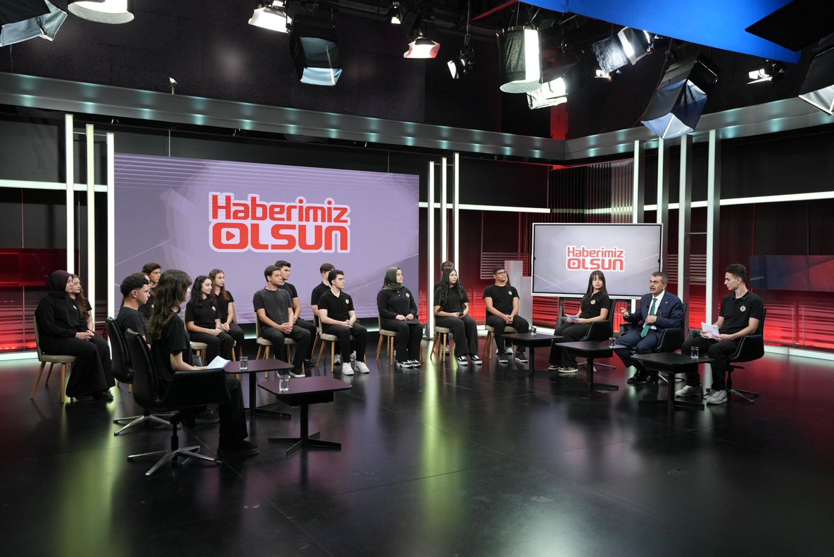 tcmeb's tweet photo. Millî Eğitim Bakanı @Yusuf__Tekin, “Haberimiz Olsun” Bülteninde Öğrencilerin Sorularını Yanıtladı

Türkiye Yüzyılı Maarif Modeli doğrultusunda öğrencilerin doğru ve güvenilir bilgiye erişmeleri, ülke ve dünya gündemini değerlendirmeleri amacıyla yayın hayatını sürdüren “Haberimiz Olsun” bülteninde sorulara yanıt veren Bakan Tekin şu değerlendirmeyi yaptı: 

“Eğitim sistemimizde barışı ve insan haklarını, iyi insan yetiştirmeyi merkeze almak zorundayız. Bunu merkeze almazsak insanlığın sonunu hep beraber getireceğiz. Biz de TYMM ile ilgili parametrelerimizin içine, en önemli parametre olarak ‘iyi insan olma’yı koyduk. İyi insandan kastettiğimiz şey, karşısındaki insanların dinî ya da etnik bütün farklılıklarına saygı duyan, o farklılıklarla birlikte yaşamayı insan olmanın gereği gören bir öğrenci profili oluşturmak istiyoruz. Bunu yaparsak bütün dünyaya örnek olabiliriz, bizim gençlerimiz dünyada barışı ve insan haklarını egemen kılan bir örnek sergilemiş olur.”

👉🏻 https://t.co/7GTnKtgt2K