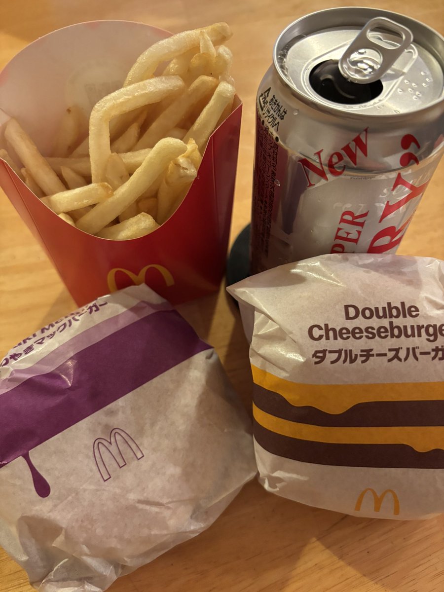 DA_unoff's tweet photo. 息子１週間の航海を終えて帰港⛴️

わたし「夜なに食べたい？」
息子「…マック🍔」

…だよね https://t.co/Xf03i3bbLH