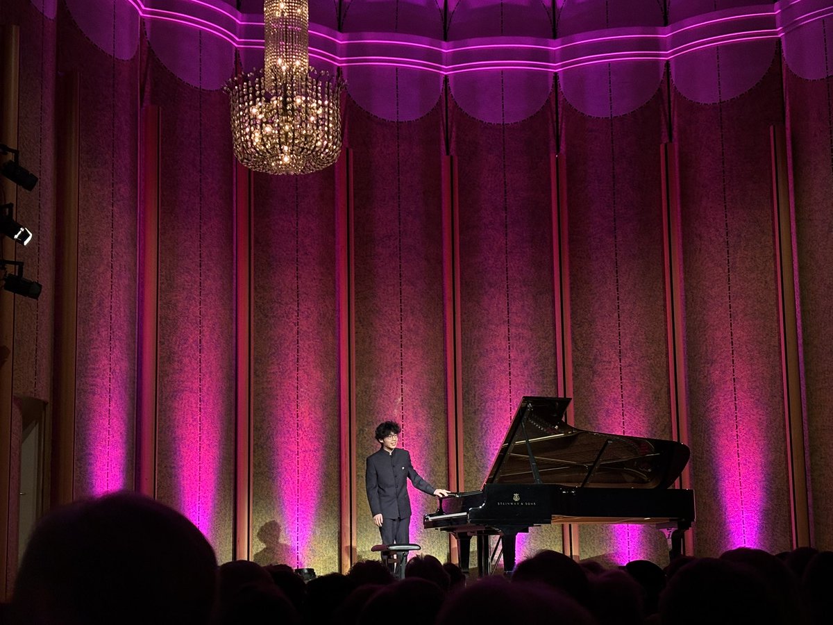 ManuelBrug's tweet photo. Der 3. Tag beim 24. #kissinger #klaviersommer war komplett ๐จ๐ณ: #zhouhuishen, die mit Krรคmpfen kรคmpfte und #dongpingwang spielten #chopin #brahms #yi #rachmaninow #beethoven ##scarlatti #rihm - und die ๐ lachte weiter https://t.co/YXFTOLrV42